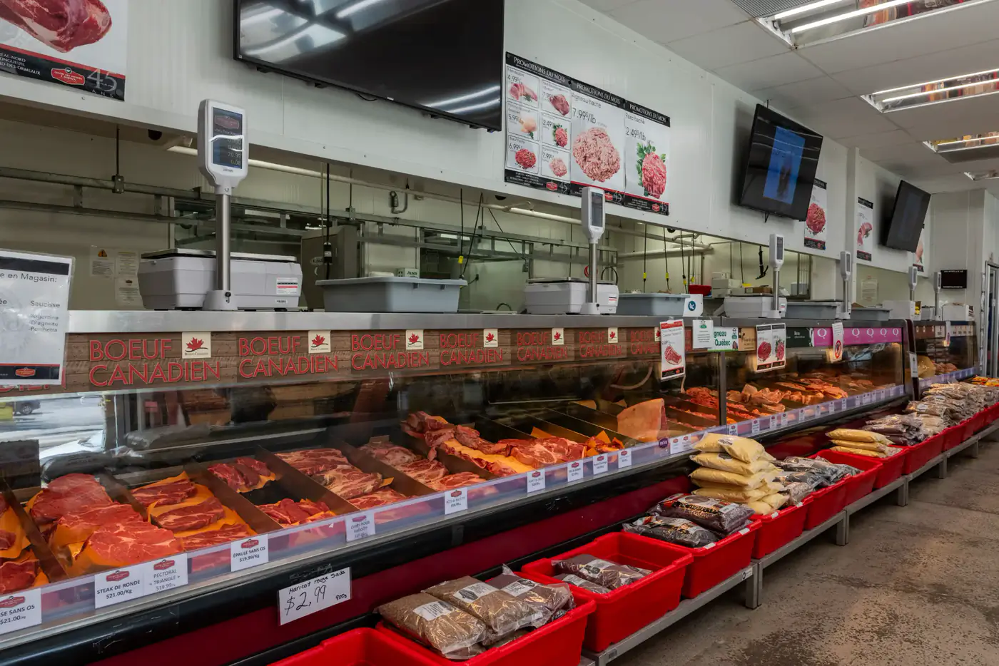 Long refrigerated meat counter at the Tétreaultville store